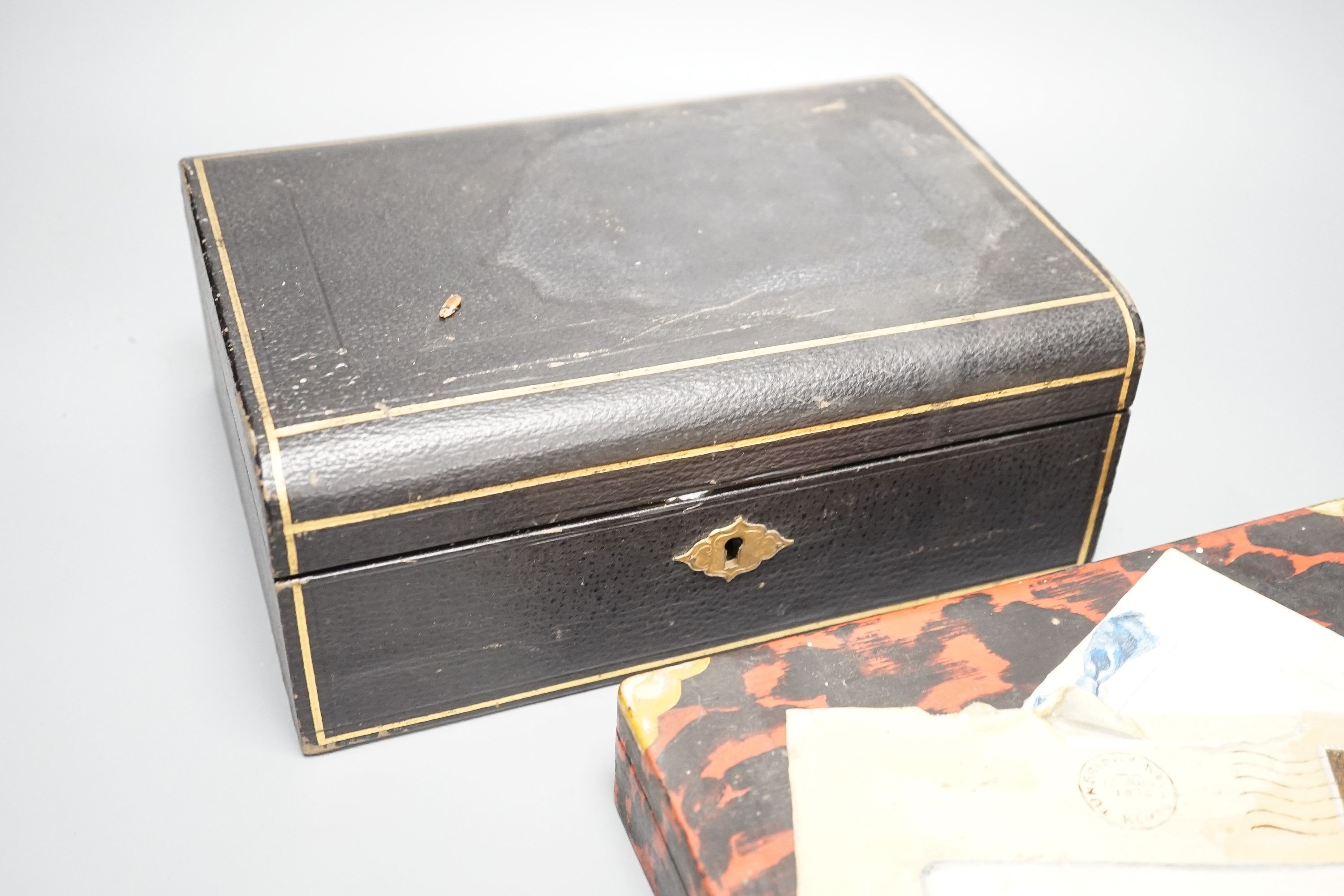 A trompe l’oeuil painted box, 22cm and a Morocco leather jewellery box (2)